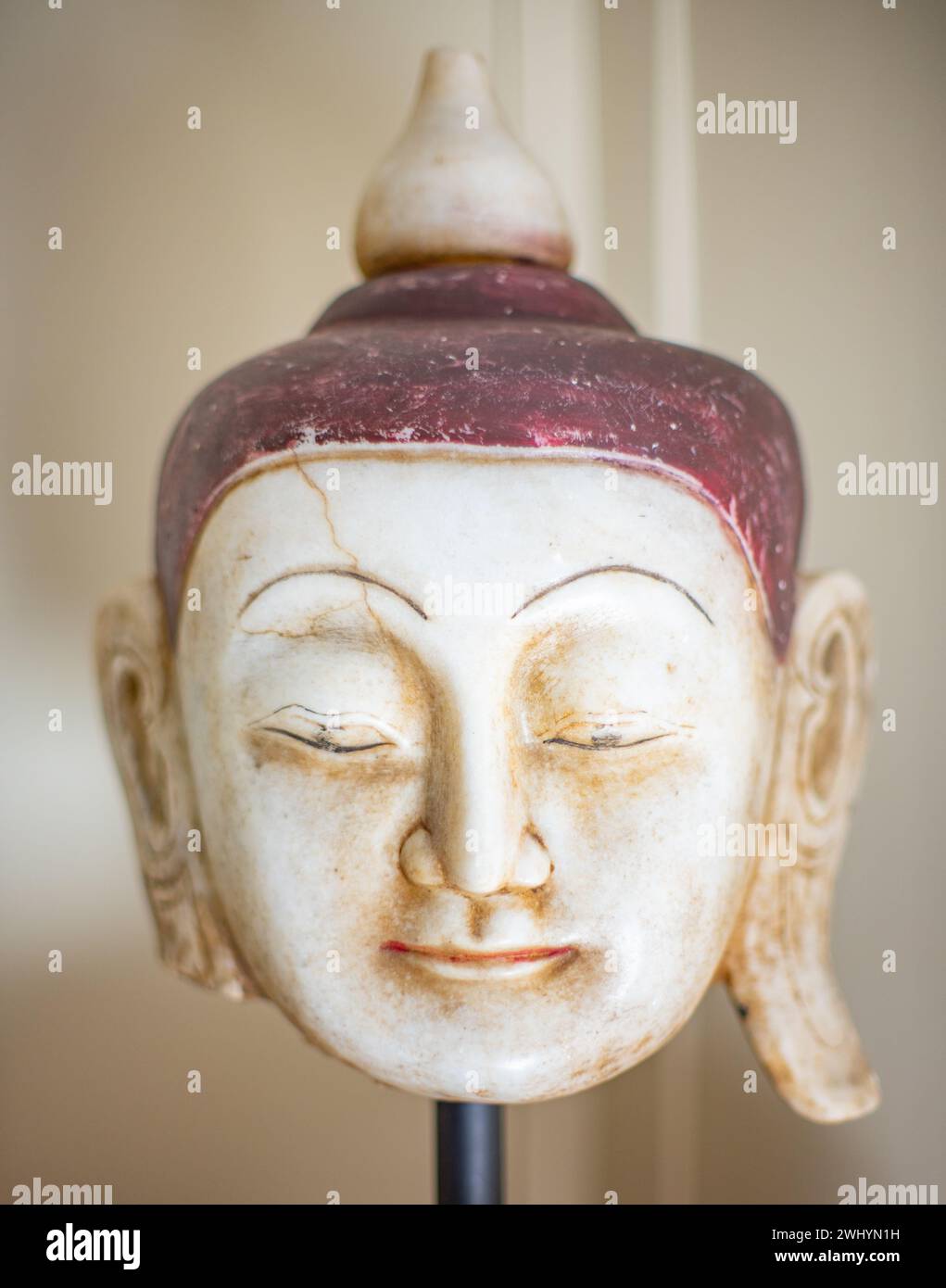 Büste, Buddha-Skulptur, 18. Jahrhundert, weiß, glatter Stein, Ruhig, Künstlerisch, Vintage, Geschnitzt, Kulturell, Alt, Buddhismus Stockfoto