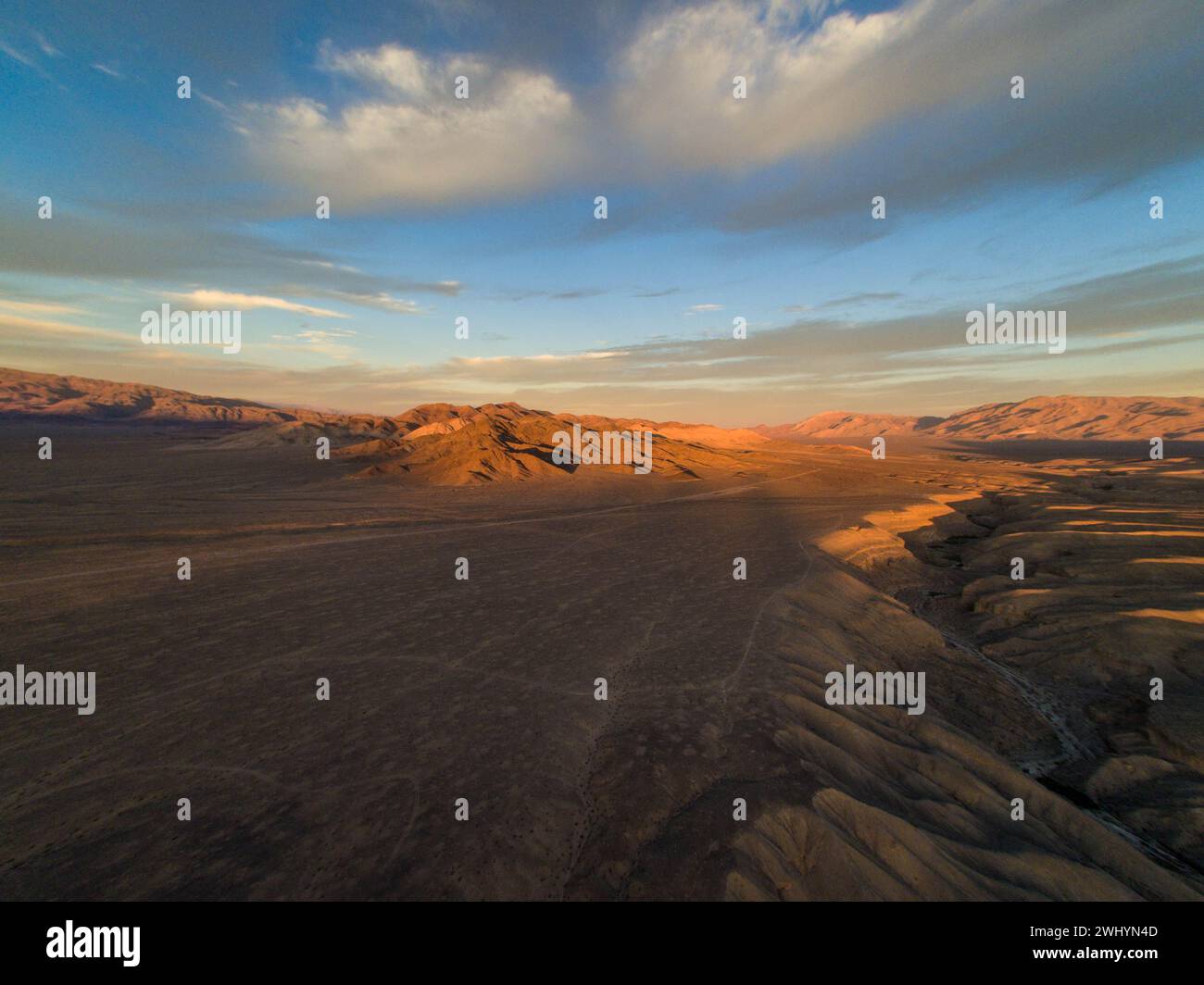 Drohnenbild, Tecopa, Kalifornien, Wassereinzugsgebiete, Inyo County, Luftaufnahme, Landschaft, Landschaft, Landschaft, Topographie Stockfoto