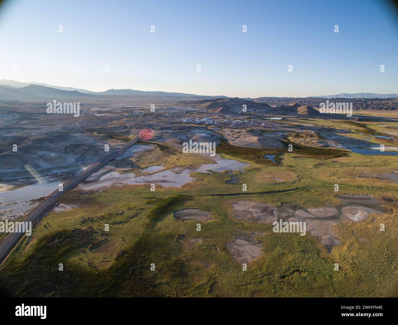 Drohnenbild, Tecopa, Kalifornien, Wassereinzugsgebiete, Inyo County, Luftaufnahme, Landschaft, Landschaft, Landschaft, Topographie Stockfoto