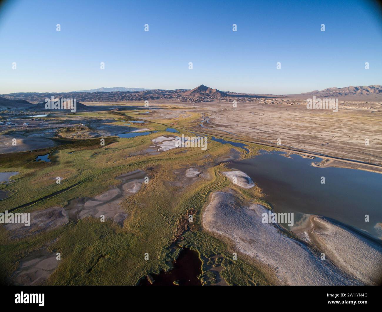 Drohnenbild, Tecopa, Kalifornien, Wassereinzugsgebiete, Inyo County, Luftaufnahme, Landschaft, Landschaft, Landschaft, Topographie Stockfoto