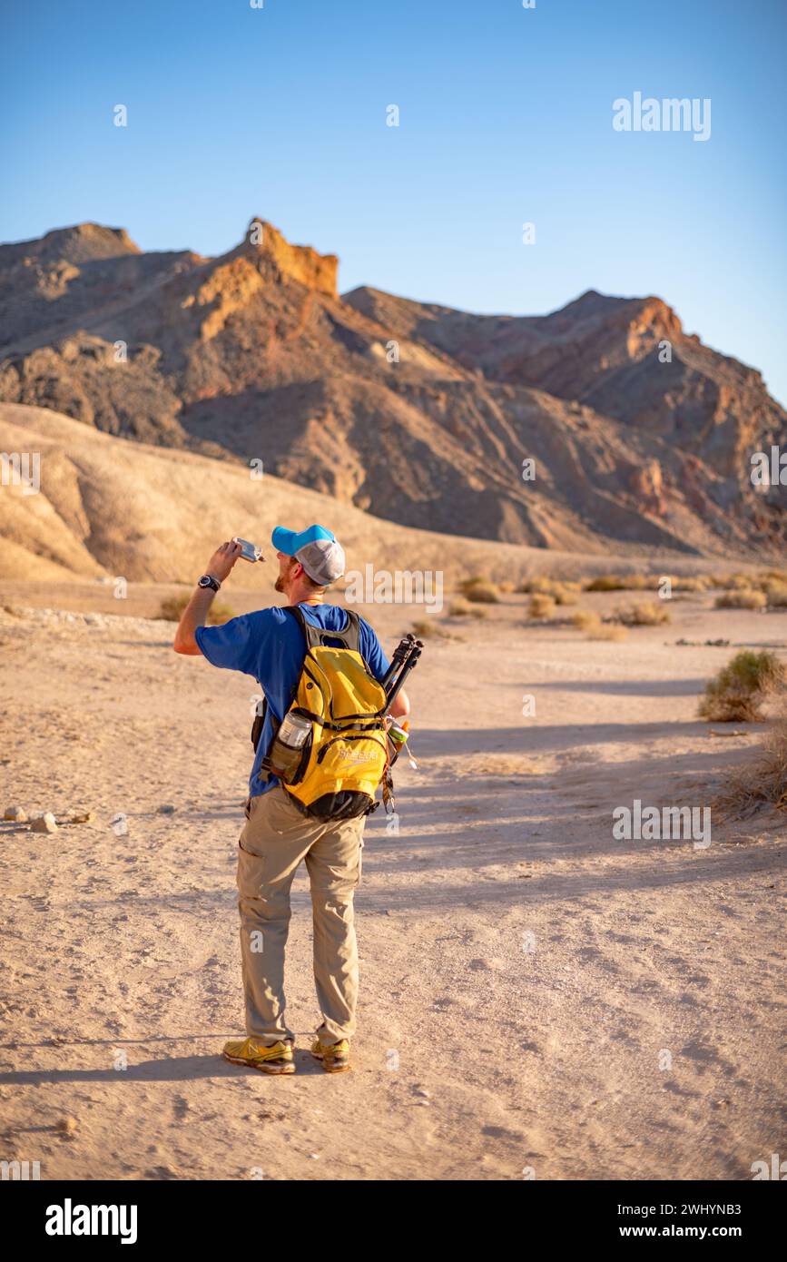Wanderer, Wüste, Death Valley, Sonnenuntergang, China Ranch, Tecopa, Kalifornien, Erfahren, Abenteuer, Gut Ausgestattet Stockfoto