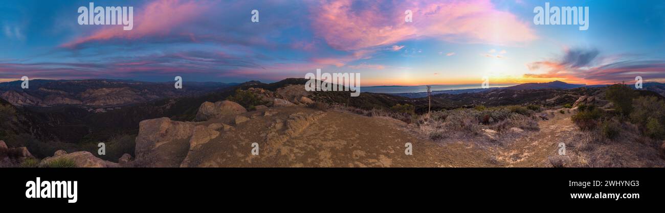 Santa Barbara, Berge, Sonnenuntergang, Abendglühen, bergige Landschaften, goldene Stunde, Schönheit der Dämmerung, Landschaft der Dämmerung, Bergsilhouetten, Sonnenuntergang, Stockfoto