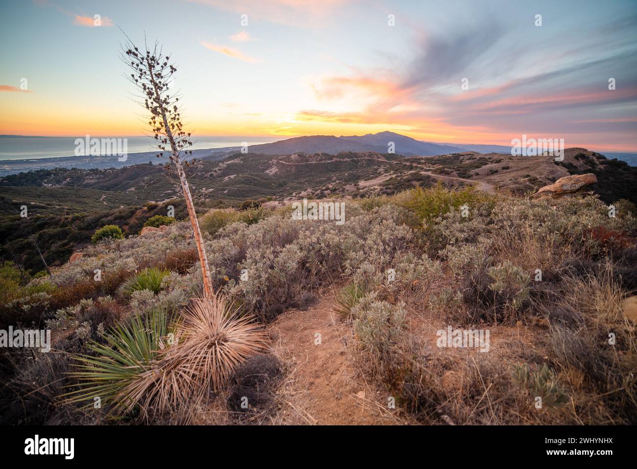 Santa Barbara, Berge, Sonnenuntergang, Abendglühen, bergige Landschaften, goldene Stunde, Schönheit der Dämmerung, Landschaft der Dämmerung, Bergsilhouetten, Sonnenuntergang, Stockfoto
