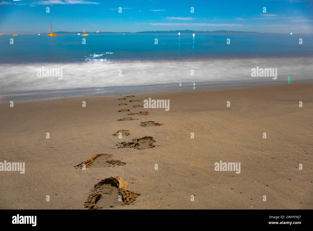 Ätherisch, Künstlerisch, Foto, Einzelhaft, Fußabdrücke, Sand, Pazifik, Ruhig, Küste, Ruhig, Meer, Einsamkeit Stockfoto