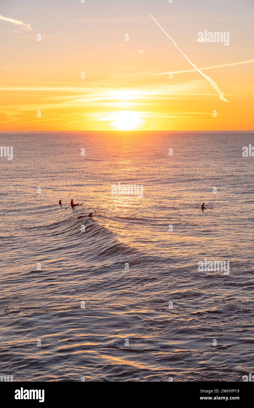 People, Surfen, Campus Point, UCSB, Early Morning Light, Kalifornische Surfkultur, Wunderschöne Wellen, Küstenleben Stockfoto