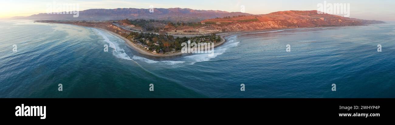 Luftfahrt, Rincon Surf Spot, Südkalifornien, Perfekte Wellen, Surfen, Sonnenuntergang, Meerblick, Küstenschönheit, Surfpause Stockfoto