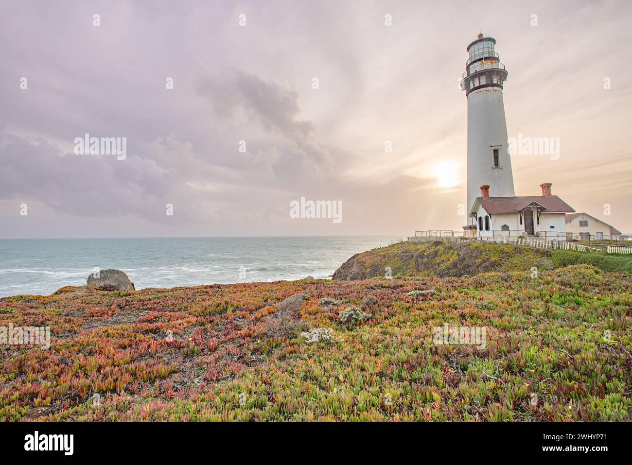 Pigeon Point Lighthouse, Sonnenuntergang, Central Northern California, Iceplant, Coastal Beauty, Pazifikküste, Küstenlandschaft Stockfoto