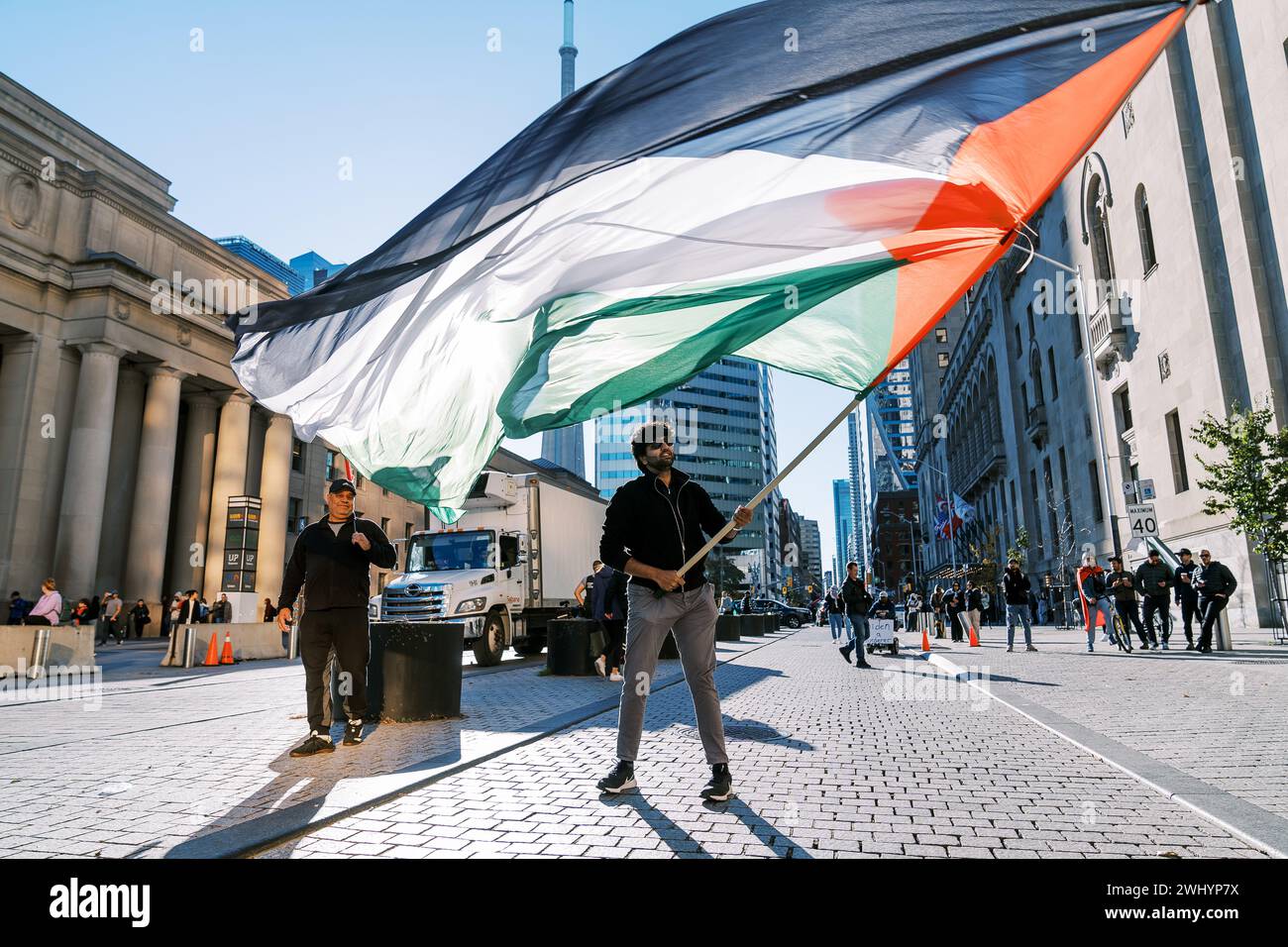 Toronto, Kanada - 28. Oktober 2023: Anti-Kriegs-marsch von Palästinensern in Toronto gegen Israels Aggression im Gazastreifen. Das friedliche Leben der Stadt Stockfoto