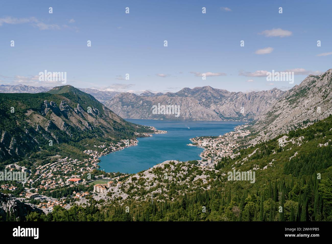 Tal der Bucht von Kotor umgeben von hohen Bergen im hellen Sonnenlicht. Montenegro Stockfoto