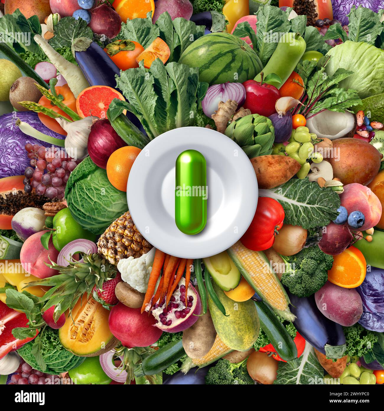 Natürliches Nahrungsergänzungsmittel als Multivitamin- oder Vitaminernährung und Nahrungsergänzungsmittel als Kapsel mit Obst Gemüse Nüssen und Bohnen in einem Nährstoffpil Stockfoto