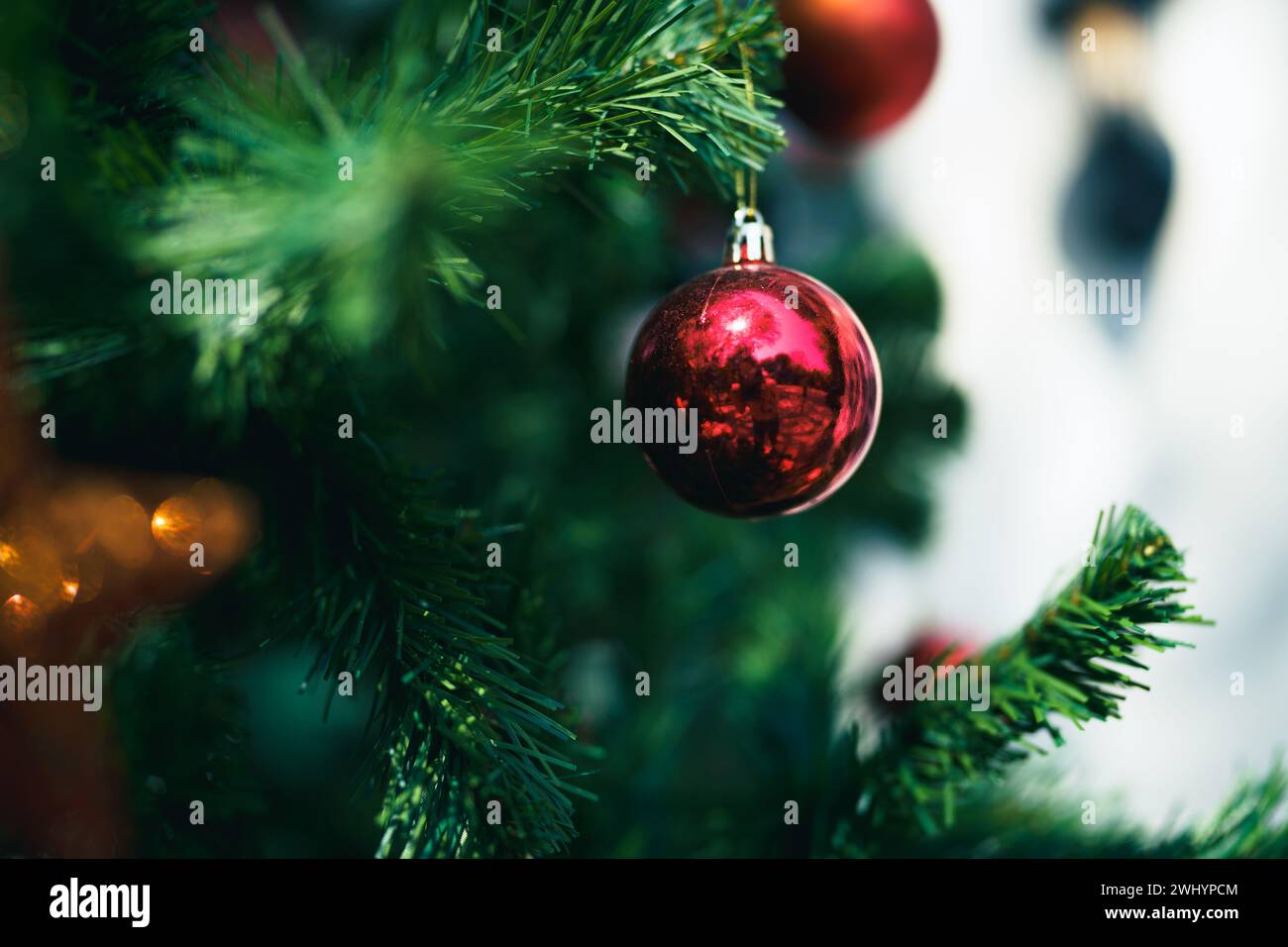 Weihnachtsbaum mit DecorationsÂ Inneneinrichtung Weihnachten und Neujahrskonzept Stockfoto