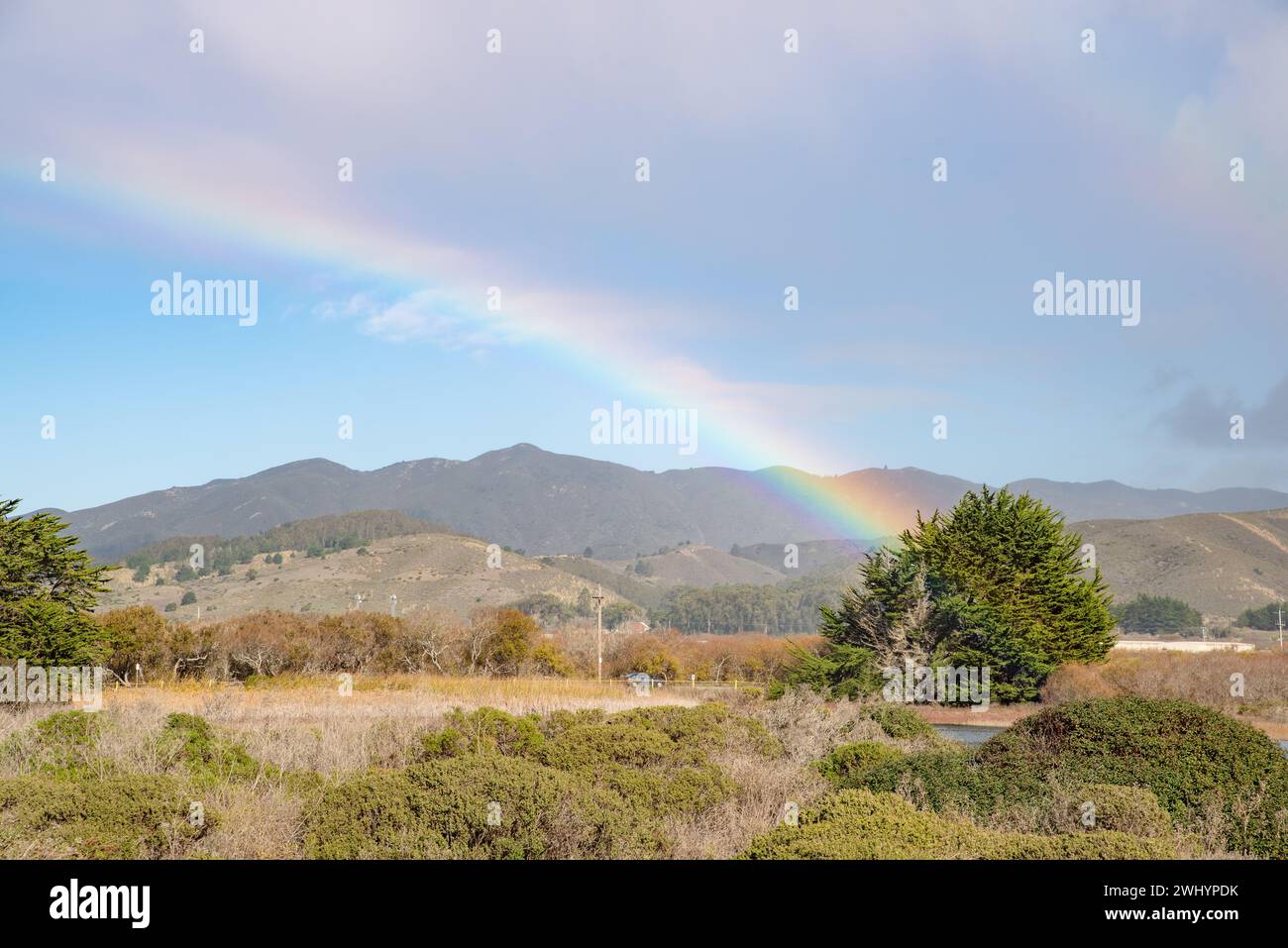Rainbow, Nordkalifornien, Hills, Half Moon Bay, Brilliant Colors, Landschaftliche Schönheit, Landschaft, Farbenfroher Himmel Stockfoto