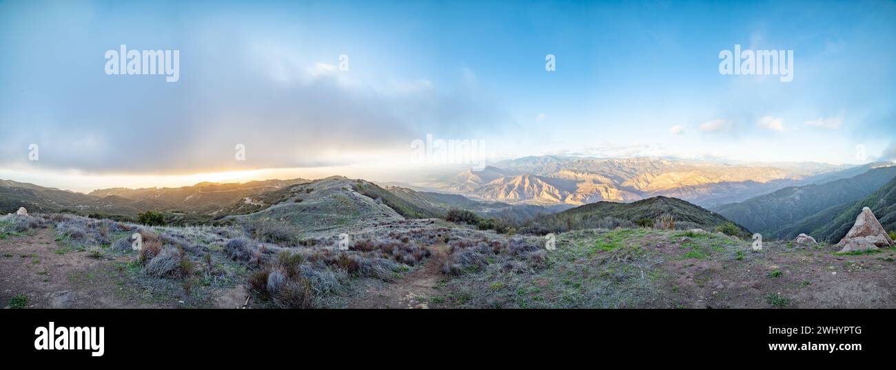 Whispy Fog, Sonnenuntergang, Santa Barbara Mountains, Chaparral, Yucca, Landschaft, Traumhaft, Farben, Atmosphäre, Nebel, Mountain Range, Ethereal, Scenic Stockfoto