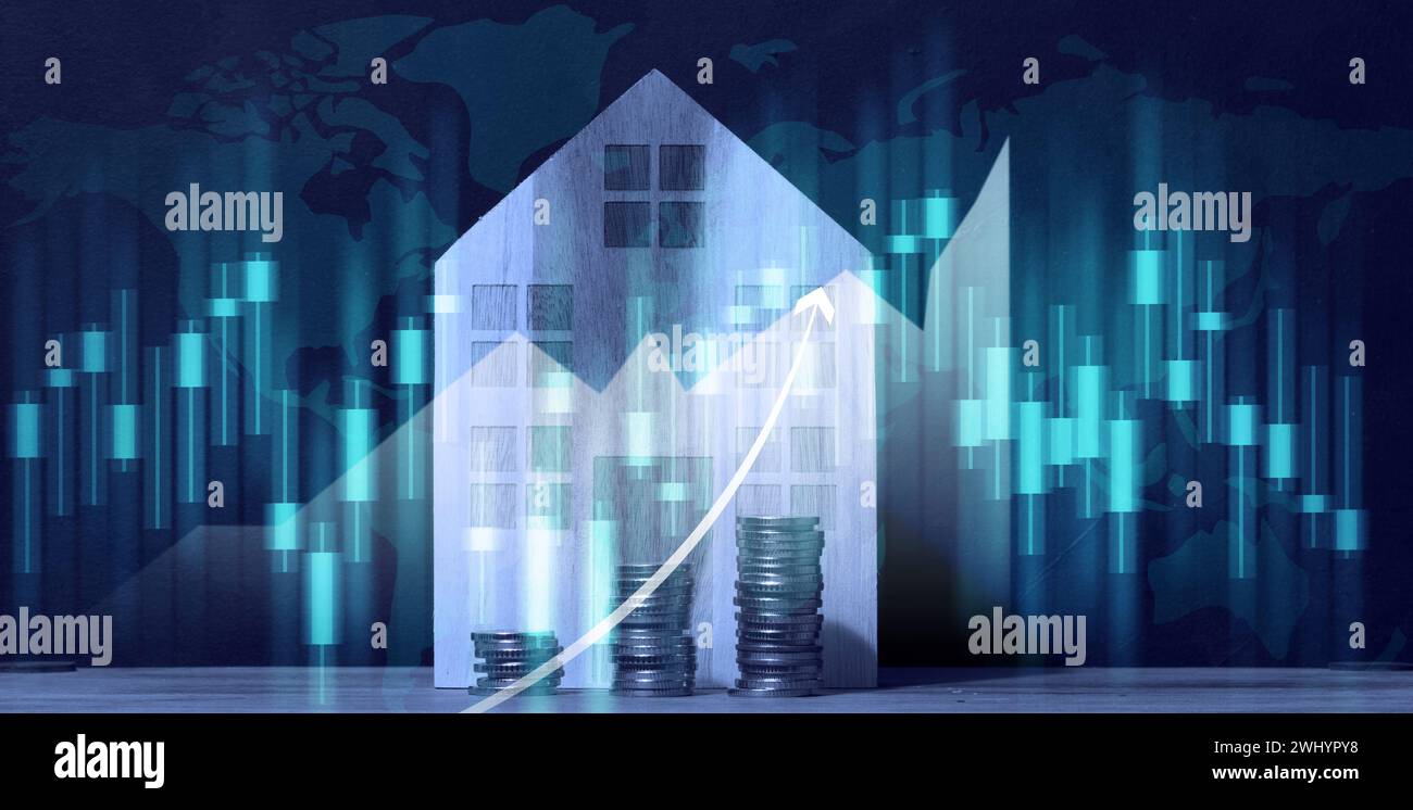 Holzhaus, Münzstapel, repräsentiert das Konzept des Immobilienkaufens, des Mietwachstums und der Hypothekenzinsen Stockfoto
