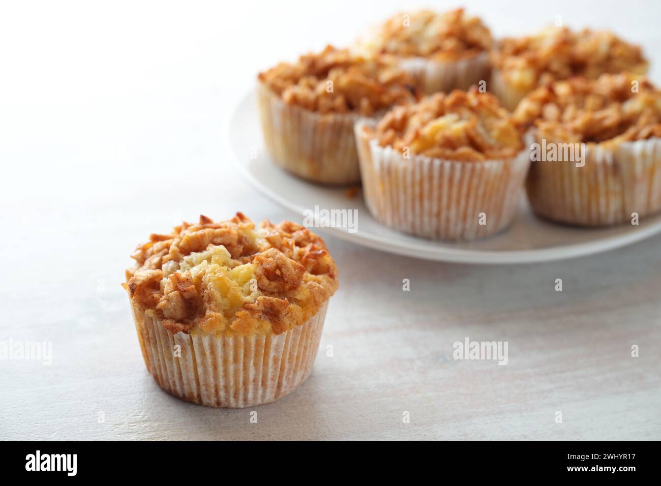 Saftige Muffins mit Apfel und Zimt, süßes hausgemachtes Gebäck, saisonales Backen im Herbst, Kopierraum, ausgewählter Fokus Stockfoto
