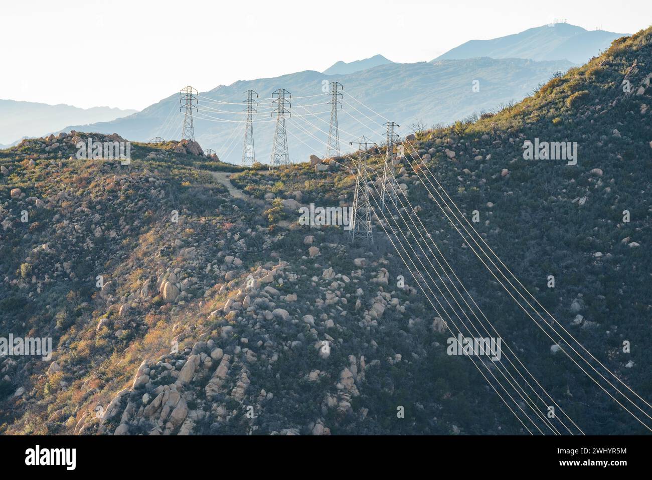 Hochspannung, Stromleitungen, Berge, Täler, Santa Barbara, Südkalifornien, Übertragungsleitungen, Stromnetz, Infrastruktur Stockfoto
