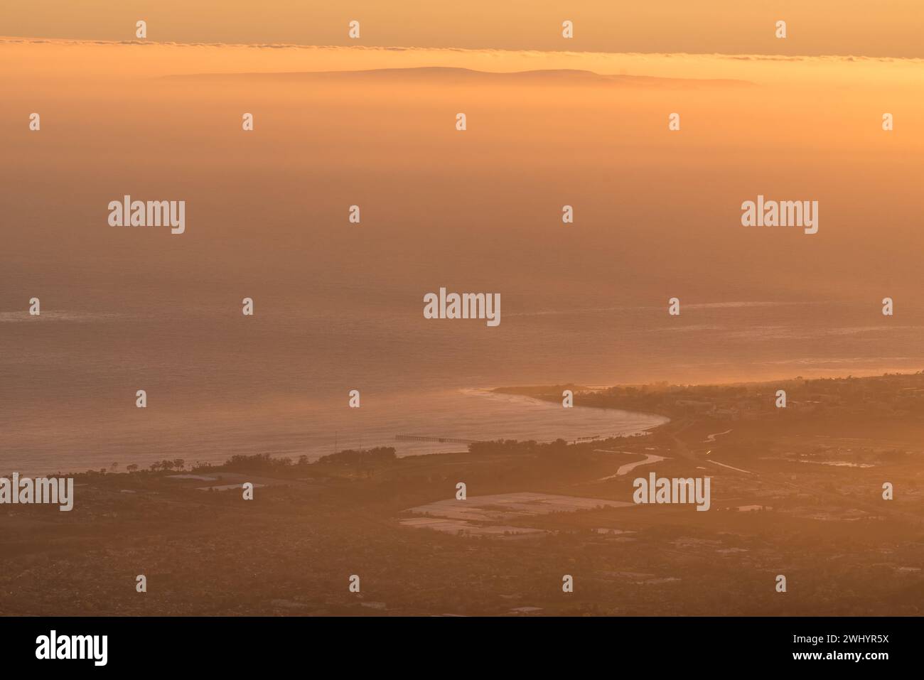 Teleobjektiv, Sonnenaufgang, Carpinteria, Ventura, Südkalifornien, Küste, Städte, Küstenansicht, Morgenlicht, Küstenstädte, Landschaftliche Schönheit, Urban Landsc Stockfoto