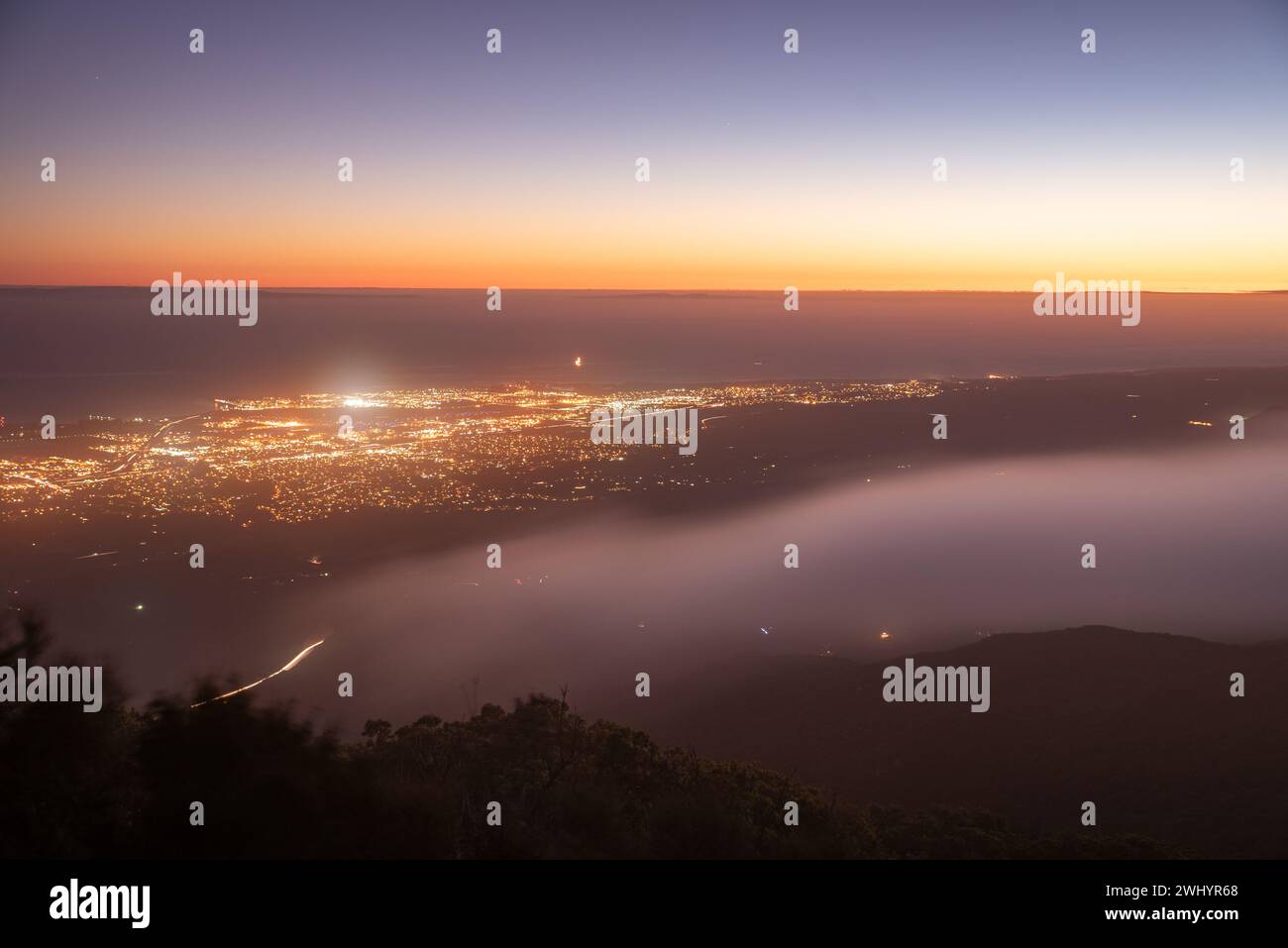 Teleobjektiv, Sonnenaufgang, Carpinteria, Ventura, Südkalifornien, Küste, Städte, Küstenansicht, Morgenlicht, Küstenstädte, Landschaftliche Schönheit, Urban Landsc Stockfoto