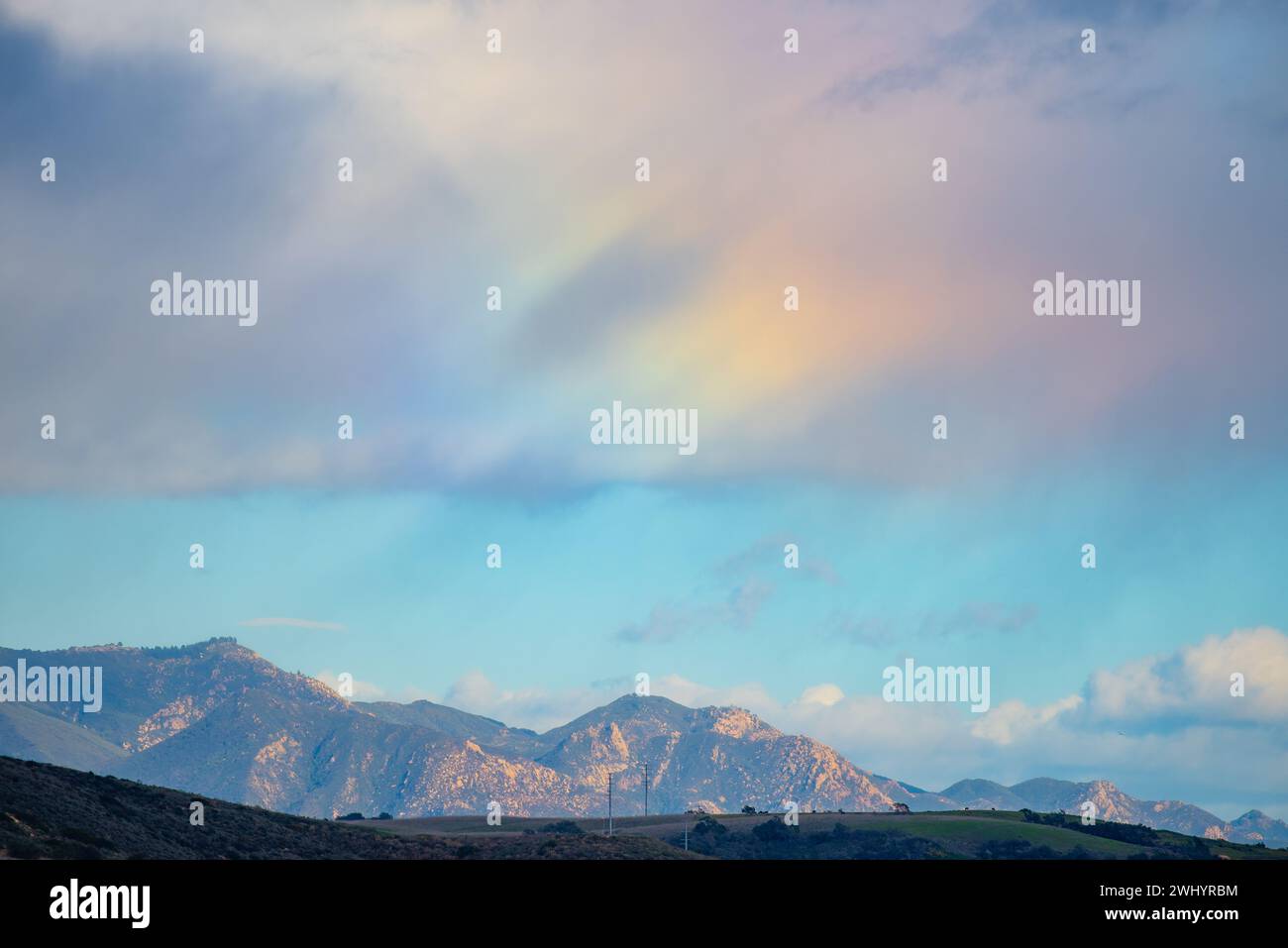 Regenbogen, Hohe Wolken, Eiskristalle, Santa Barbara Mountains, Atmosphärische Phänomene, Sundog, Optischer Effekt, Wetter, Meteorologie Stockfoto