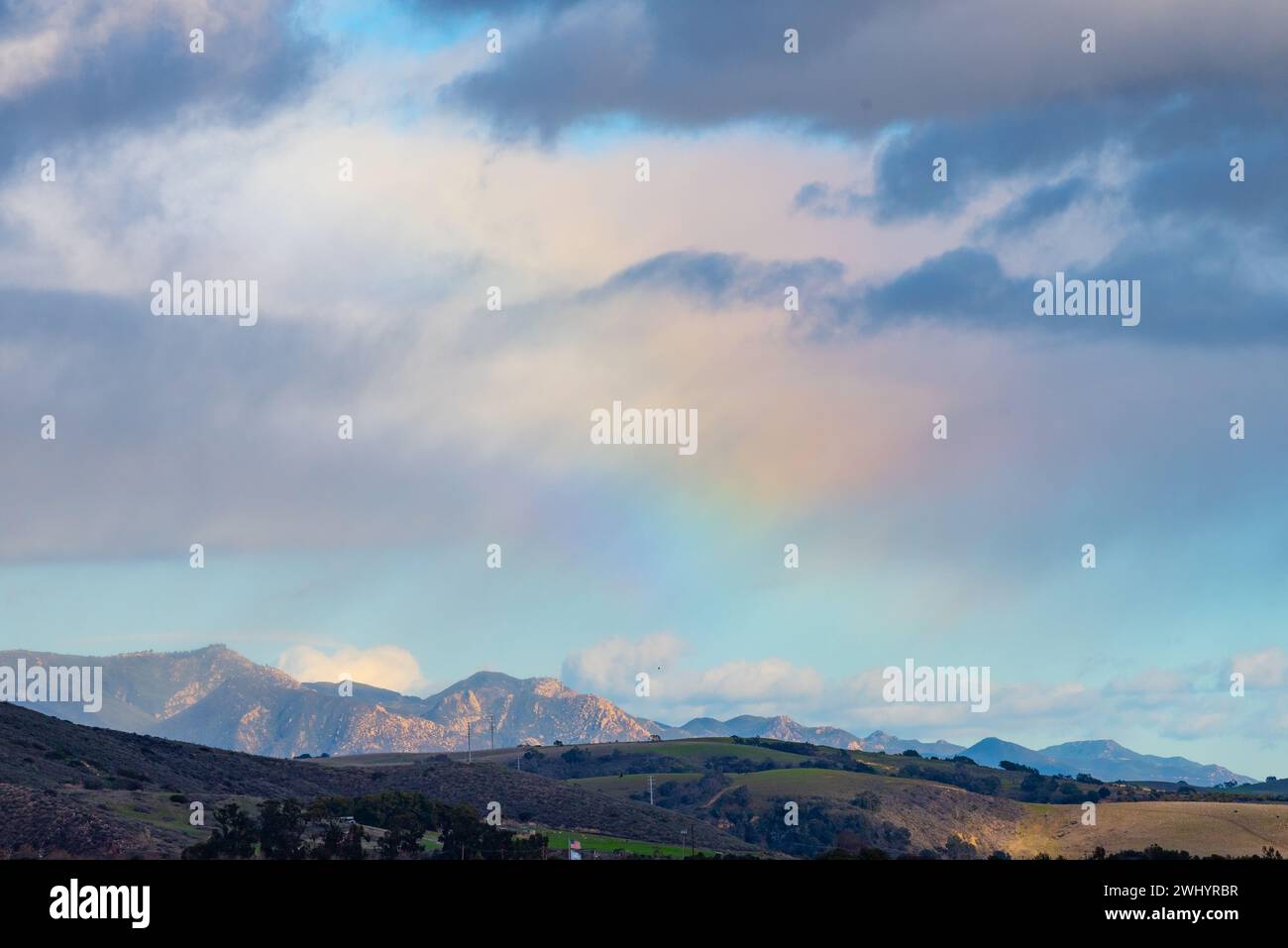 Regenbogen, Hohe Wolken, Eiskristalle, Santa Barbara Mountains, Atmosphärische Phänomene, Sundog, Optischer Effekt, Wetter, Meteorologie Stockfoto