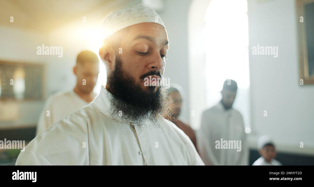 Islam, Männer und gemeinsam beten in der Moschee für Religion, Spiritualität oder Ramadan im heiligen Tempel. Muslimische Menschen und Anführer mit Glauben oder Kultur, Eid Stockfoto