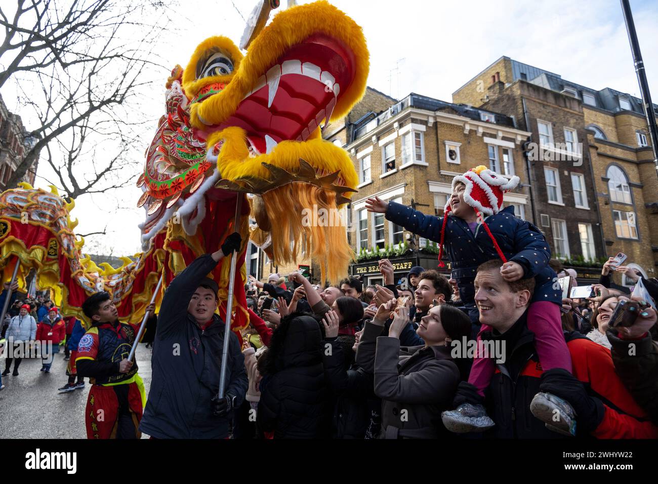 London, Großbritannien. Februar 2024. Während einer Parade zum Chinesischen Neujahrsfest am 11. Februar 2024 in London, Großbritannien, wird ein Drachen getanzt. Quelle: Stephen Chung/Xinhua/Alamy Live News Stockfoto