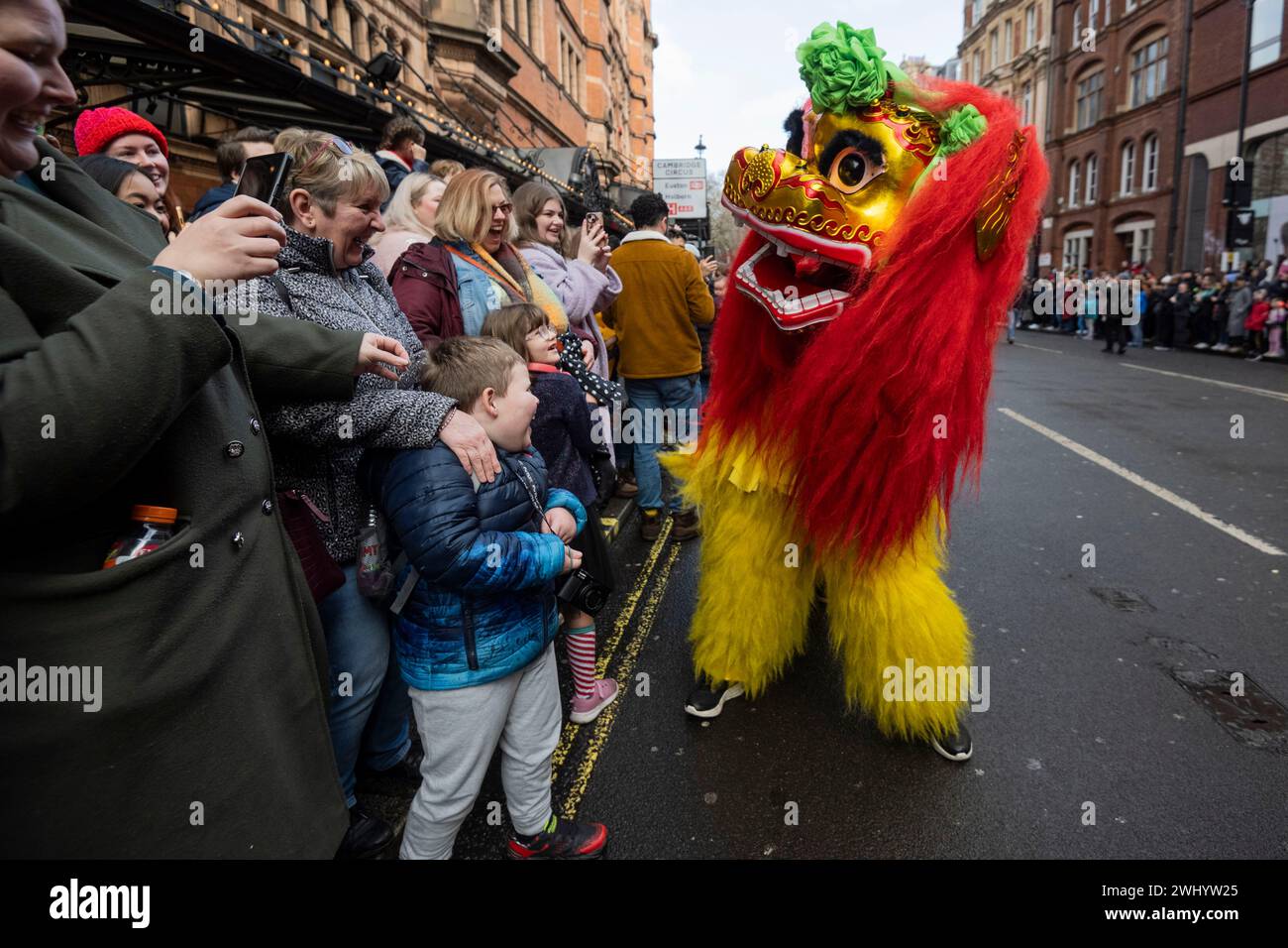 London, Großbritannien. Februar 2024. Während einer Parade zum Chinesischen Neujahrsfest am 11. Februar 2024 in London, Großbritannien, wird ein Löwe getanzt. Quelle: Stephen Chung/Xinhua/Alamy Live News Stockfoto