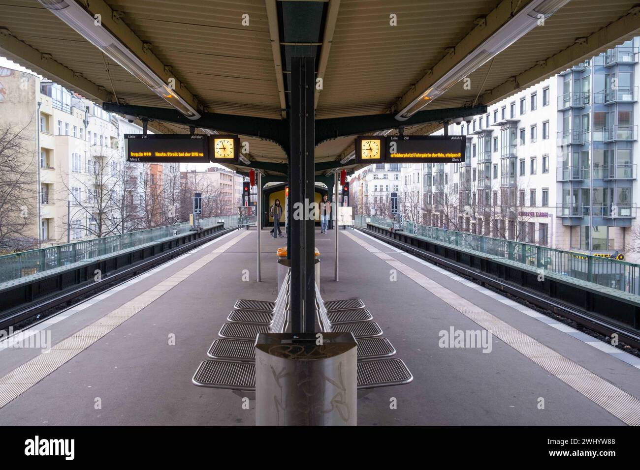 Leerer U-Bahnhof Schönhauser Allee in Berlin. Die Gewerkschaft Verdi hat die Beschäftigten der kommunalen Nahverkehrsbetriebe zu einem Warnstreik aufgerufen. In Berlin fahren keine U-Bahnen, Busse oder Straßenbahnen der Berliner Verkehrsbetriebe BVG. / Leerer U-Bahnhof Schönhauser Allee in Berlin. Die gewerkschaft Verdi hat die Beschäftigten der ÖPNV-Unternehmen zu einem Warnstreik aufgerufen. In Berlin verkehren keine U-Bahnen, Busse oder Straßenbahnen der Berliner Verkehrsbetriebe BVG. Warnstreik bei den Berliner Verkehrsbetrieben BVG *** leer U-Bahn-Stat. Schönhauser Allee Stockfoto