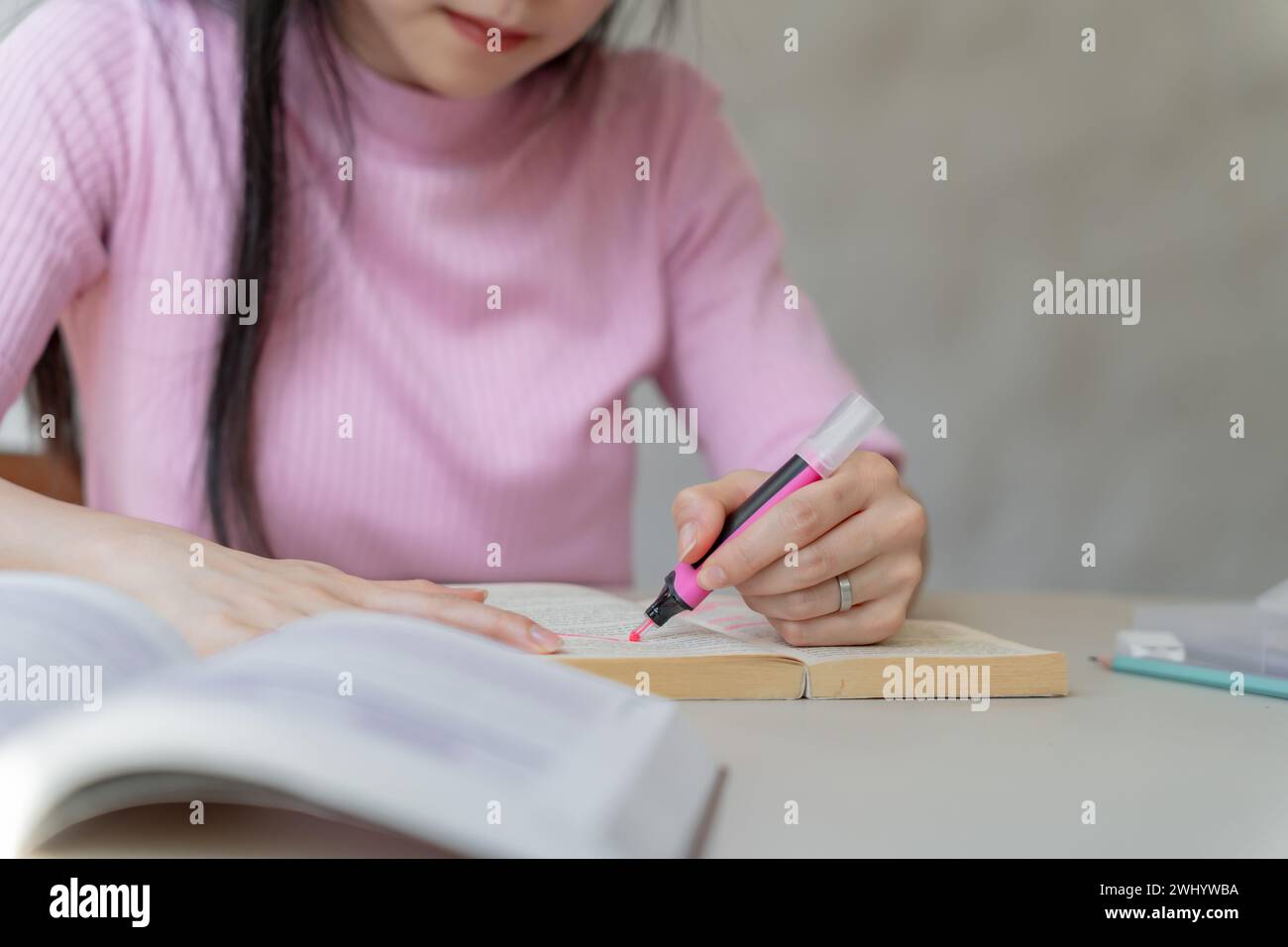 Asiatische girlÂ Studentin liest Buch Vorbereitung für College-Prüfung Junge Studentin studiert und schreibt auf Notizbuch Making Â in sc Stockfoto
