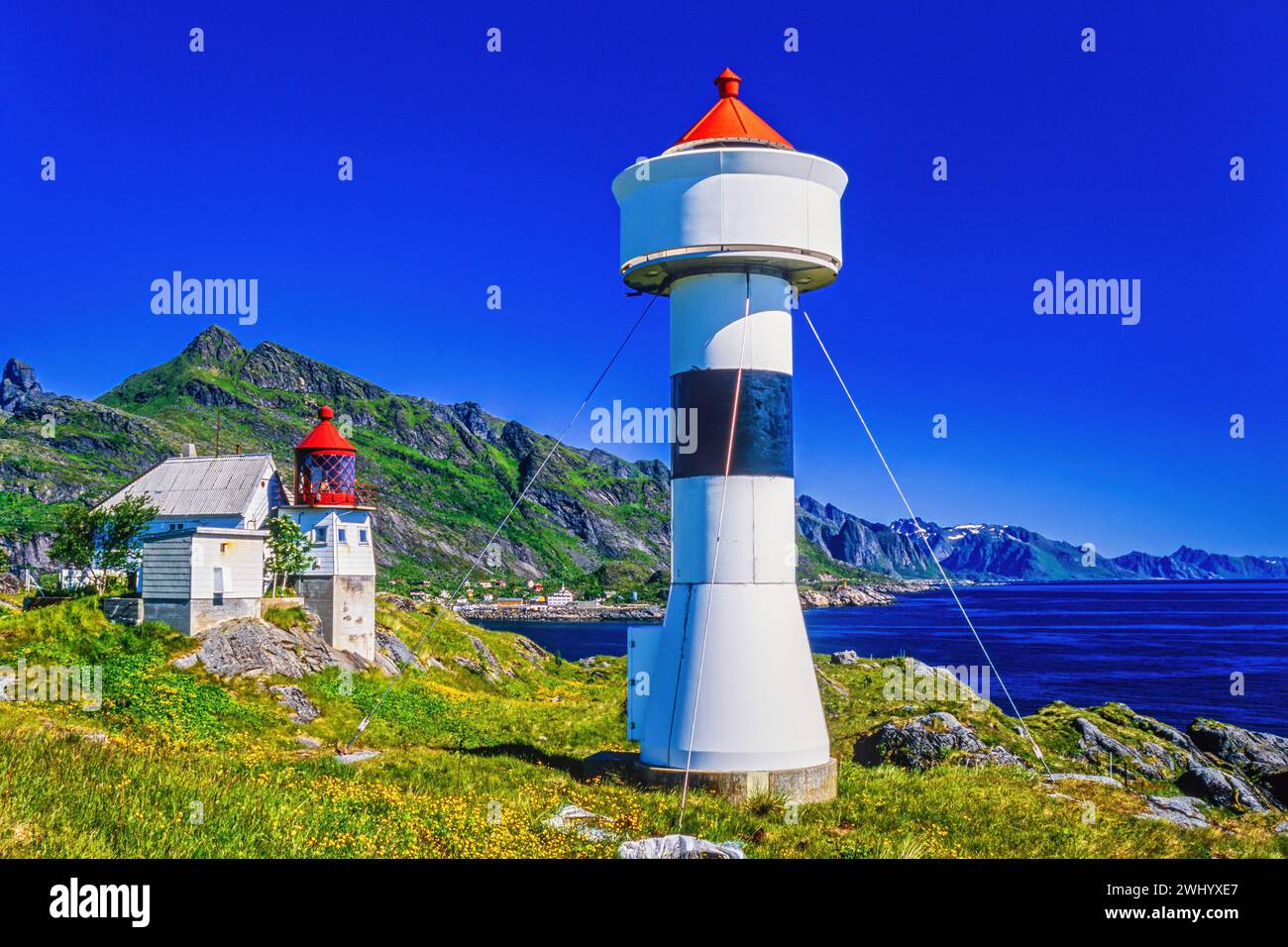 Malerischer Blick in einem Leuchtturm an der Küste der Lofoten in Norwegen Stockfoto