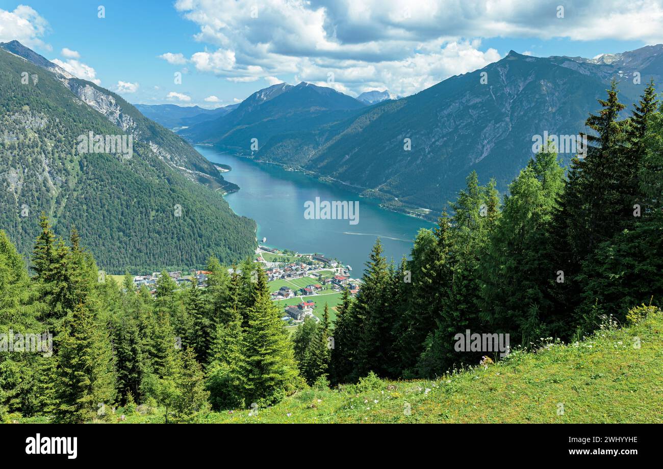 Der Achensee liegt wie ein Fjord zwischen Karwendel und Rofan in Tirol, Österreich Stockfoto
