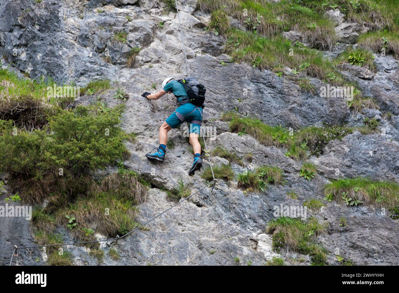 Bergsteiger am Dalfazer Wasserfall, Achensee, Tirol, Österreich, Juni Stockfoto