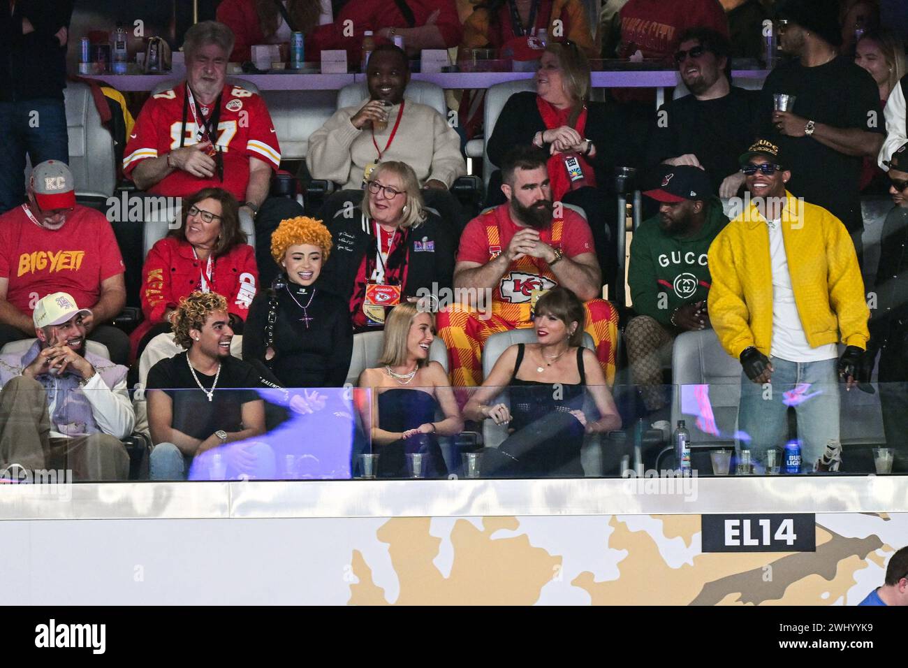 Taylor Swift und Ashley Avignone sehen sich die Halbzeitshow während des Super Bowl LVIII, Allegiant Stadium, Las Vegas, Nevada, USA an. Bilddatum: Sonntag, 11. Februar 2024. Stockfoto