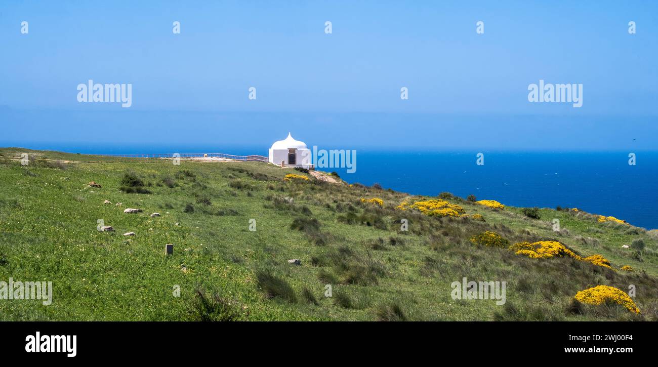 Kapelle oder Aussichtsturm im Cabo Espichel, Portugal, an einem Frühlingstag Stockfoto