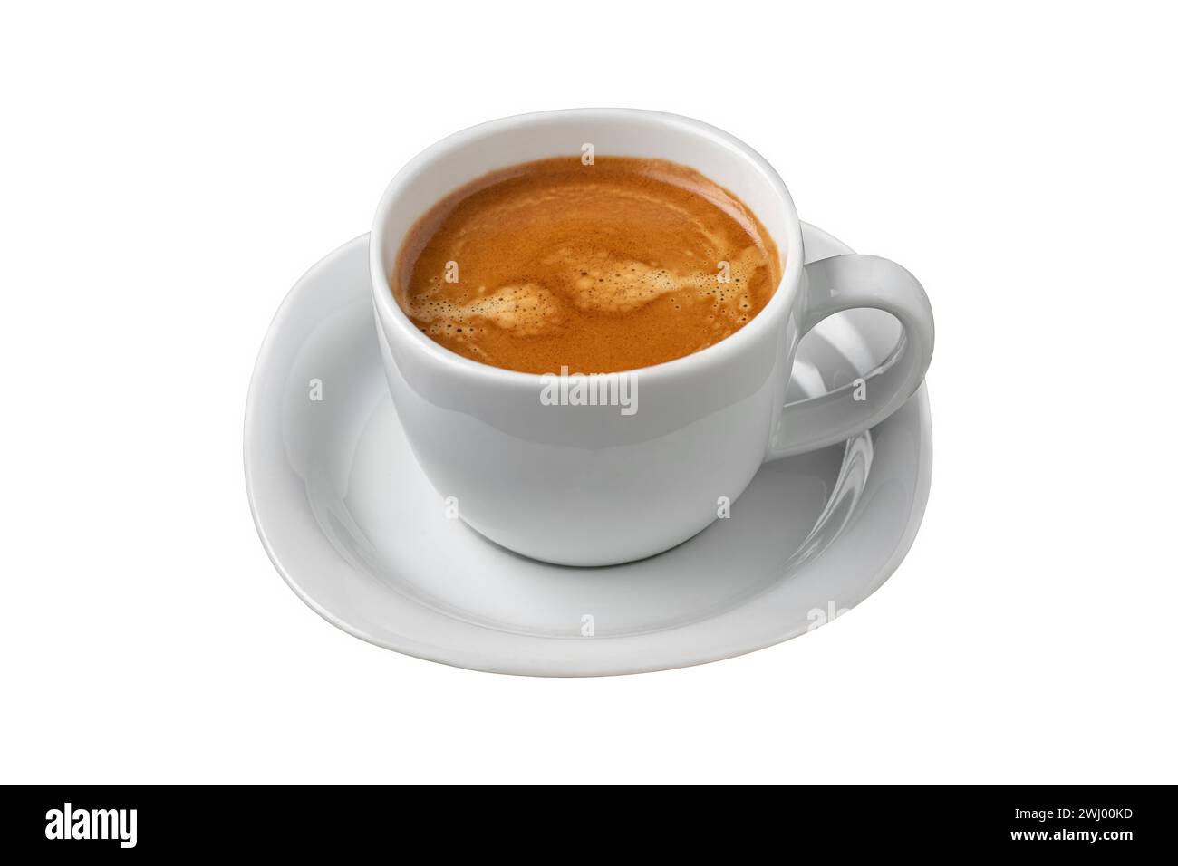 Frischer doppelter Espresso-Kaffee und Kaffeebohnen auf weißem Hintergrund Stockfoto