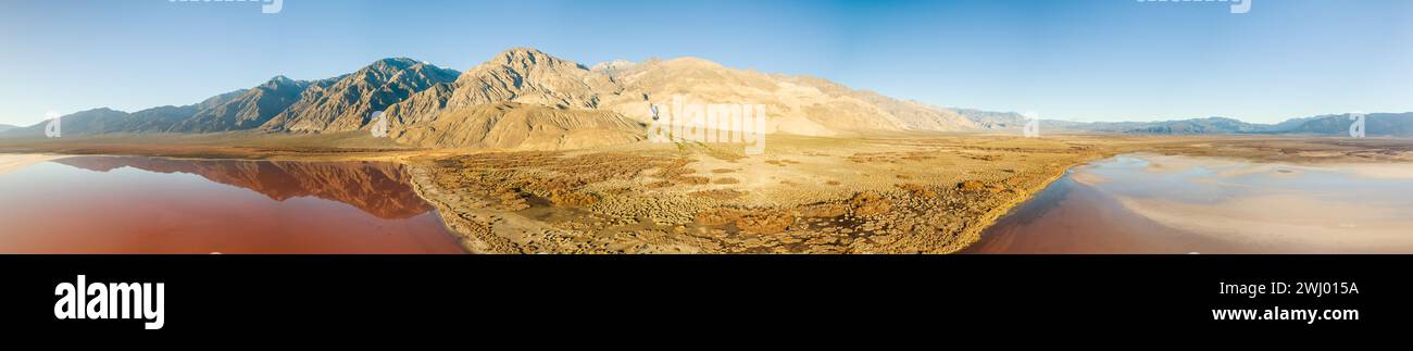 Rotwasser, Salt Lake, Saline Valley, Death Valley National Park, Mineralfarben, Blick Aus Der Luft, Panorama Stockfoto