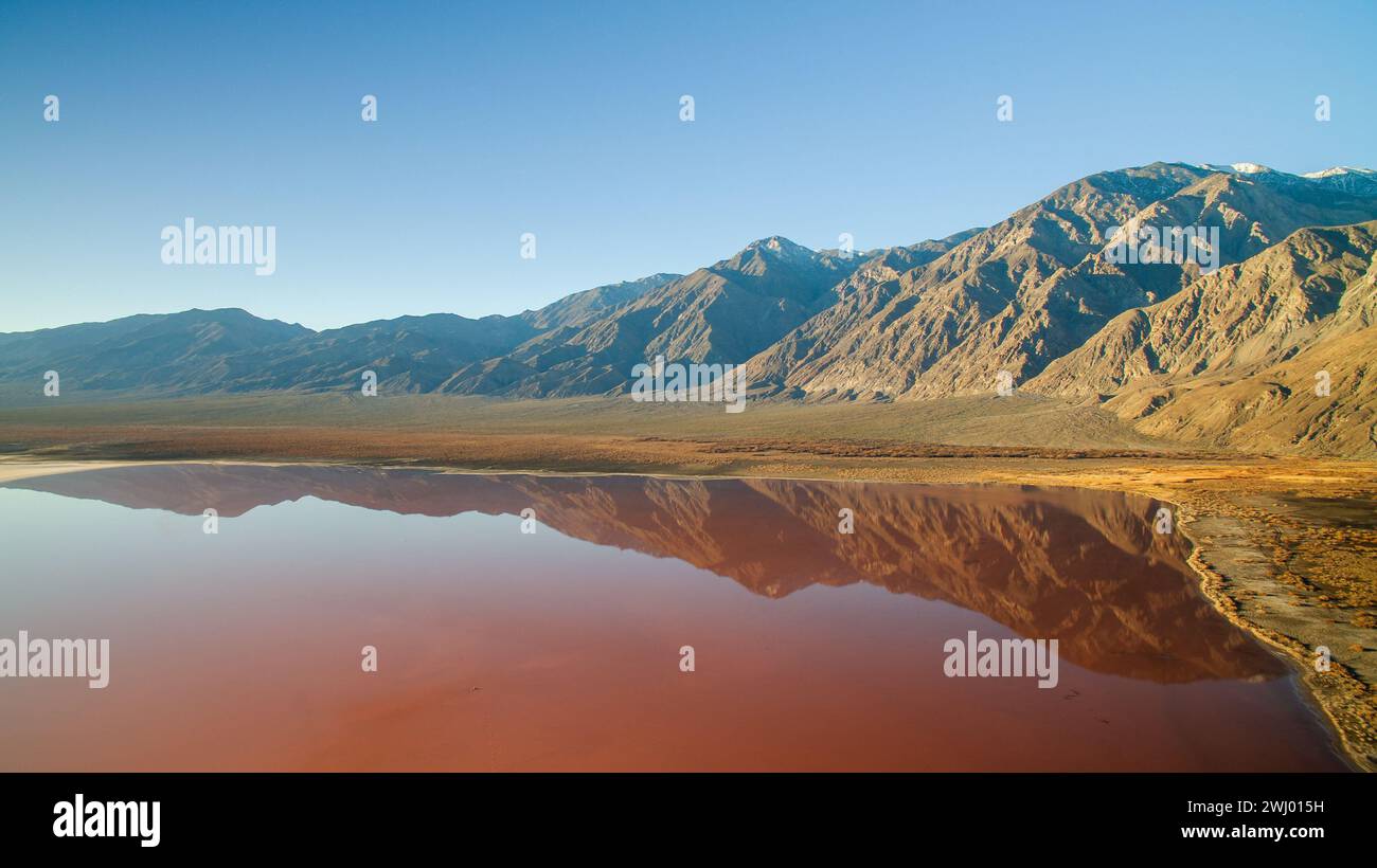 Rotwasser, Salt Lake, Saline Valley, Death Valley National Park, Mineralfarben, Blick Aus Der Luft, Panorama Stockfoto