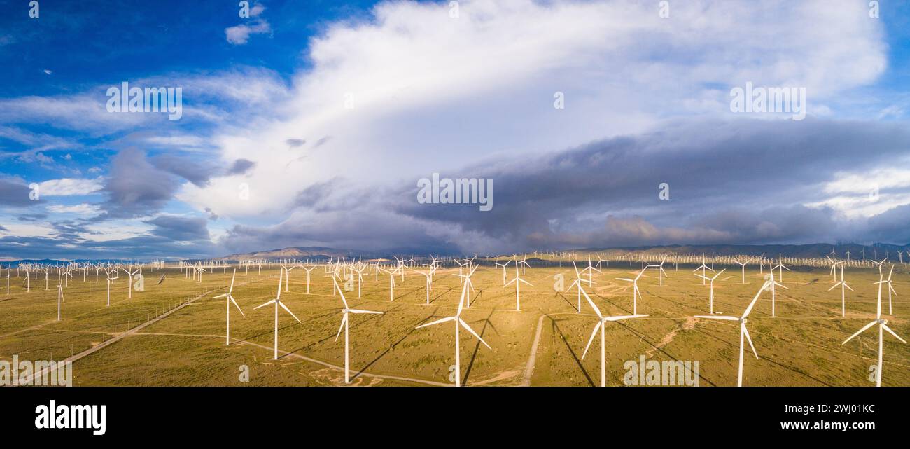 Windmühlen, Nachhaltige Energie, Mojave California, Drohnenaufnahmen, Erneuerbare Energie, Saubere Energie, Windturbinen, Turbinenschaufeln Stockfoto
