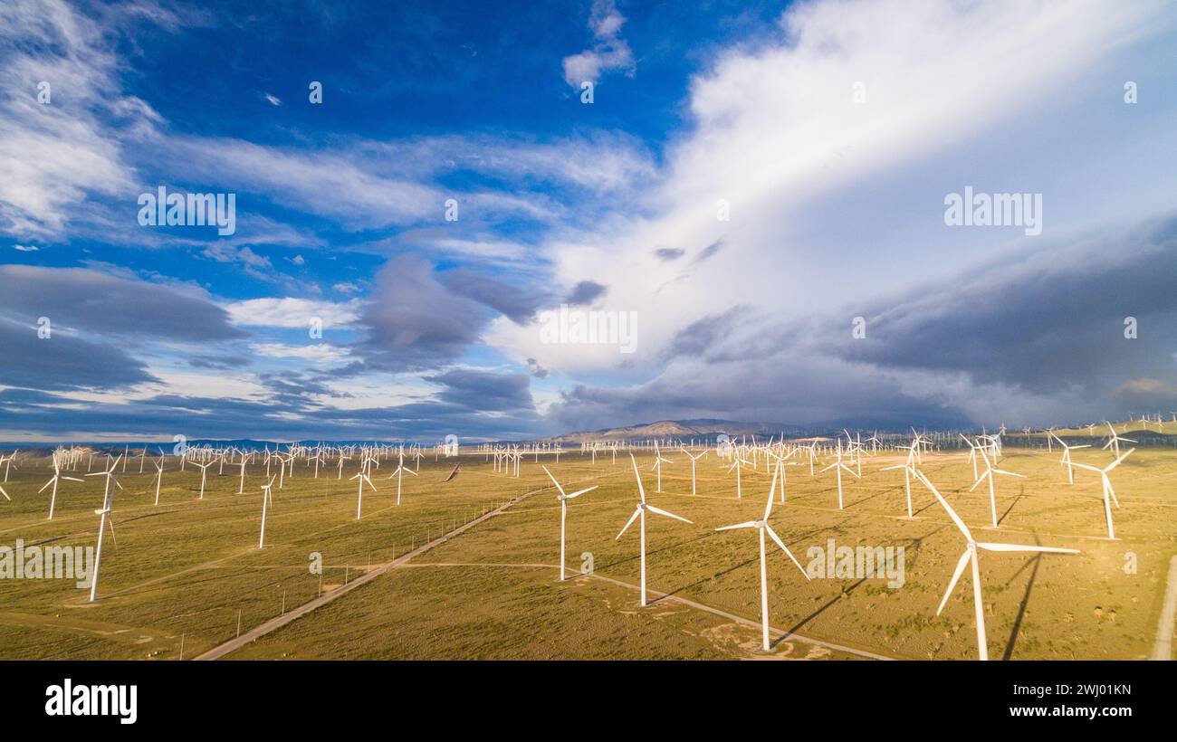 Windmühlen, Nachhaltige Energie, Mojave California, Drohnenaufnahmen, Erneuerbare Energie, Saubere Energie, Windturbinen, Turbinenschaufeln Stockfoto