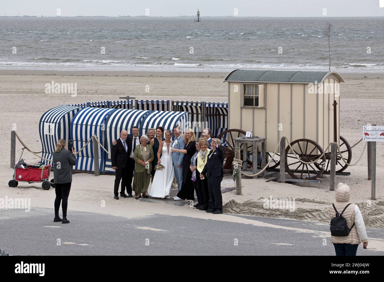 Gruppenfoto bei einer standesamtlichen Hochzeit im Badekarren, Weststrand, Norderney Island, Deutschland, Europa Stockfoto