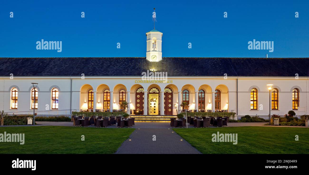 Gesprächshaus mit Kurpark am Abend, Norderney, Niedersachsen, Deutschland, Europa â€‹ Stockfoto