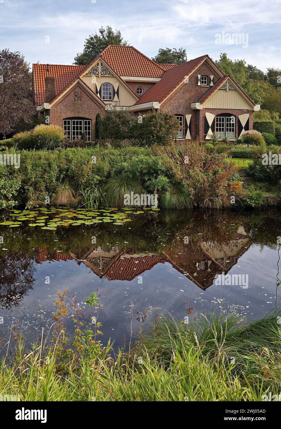 Haus am Grossefehn-Kanal West, Grossefehn, Ostfriesland, Niedersachsen, Deutschland, Europa Stockfoto