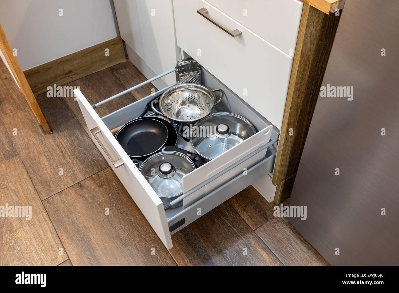 Küchenschublade Organizer, Utensilienhalter mit Pfannen, Kochgeschirr, Auflauf, Möbeldetails. Stockfoto