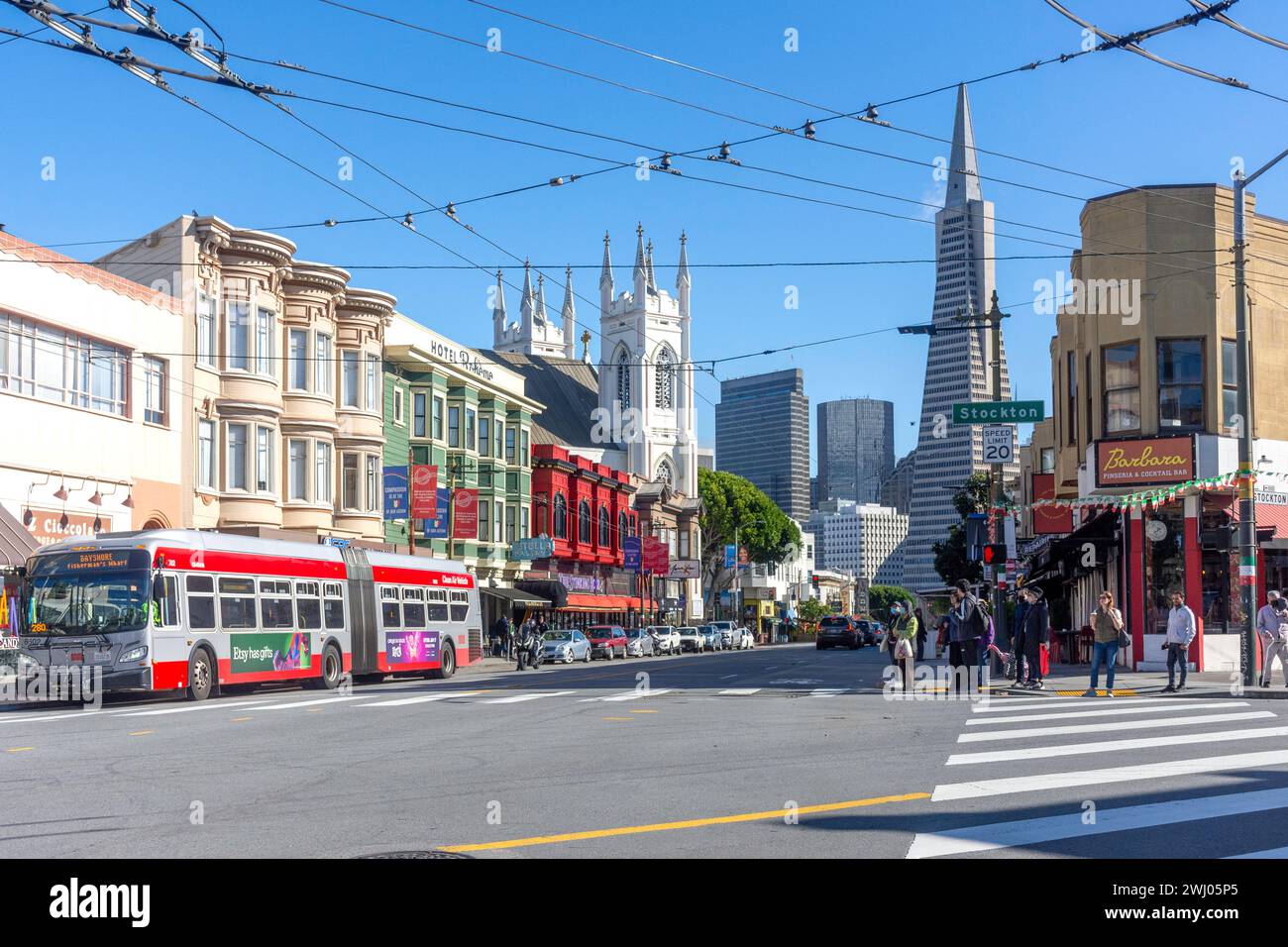 Columbus Avenue mit dem Gebäude der Transamerica Pyramid, North Beach, San Francisco, Kalifornien, USA Stockfoto