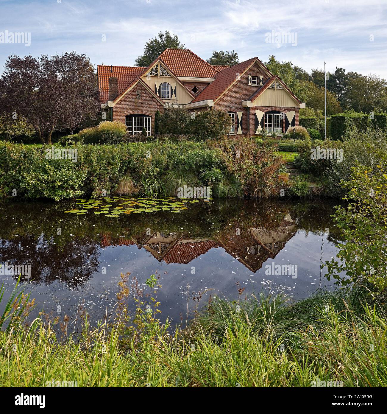Haus am Grossefehn-Kanal West, Grossefehn, Ostfriesland, Niedersachsen, Deutschland, Europa Stockfoto