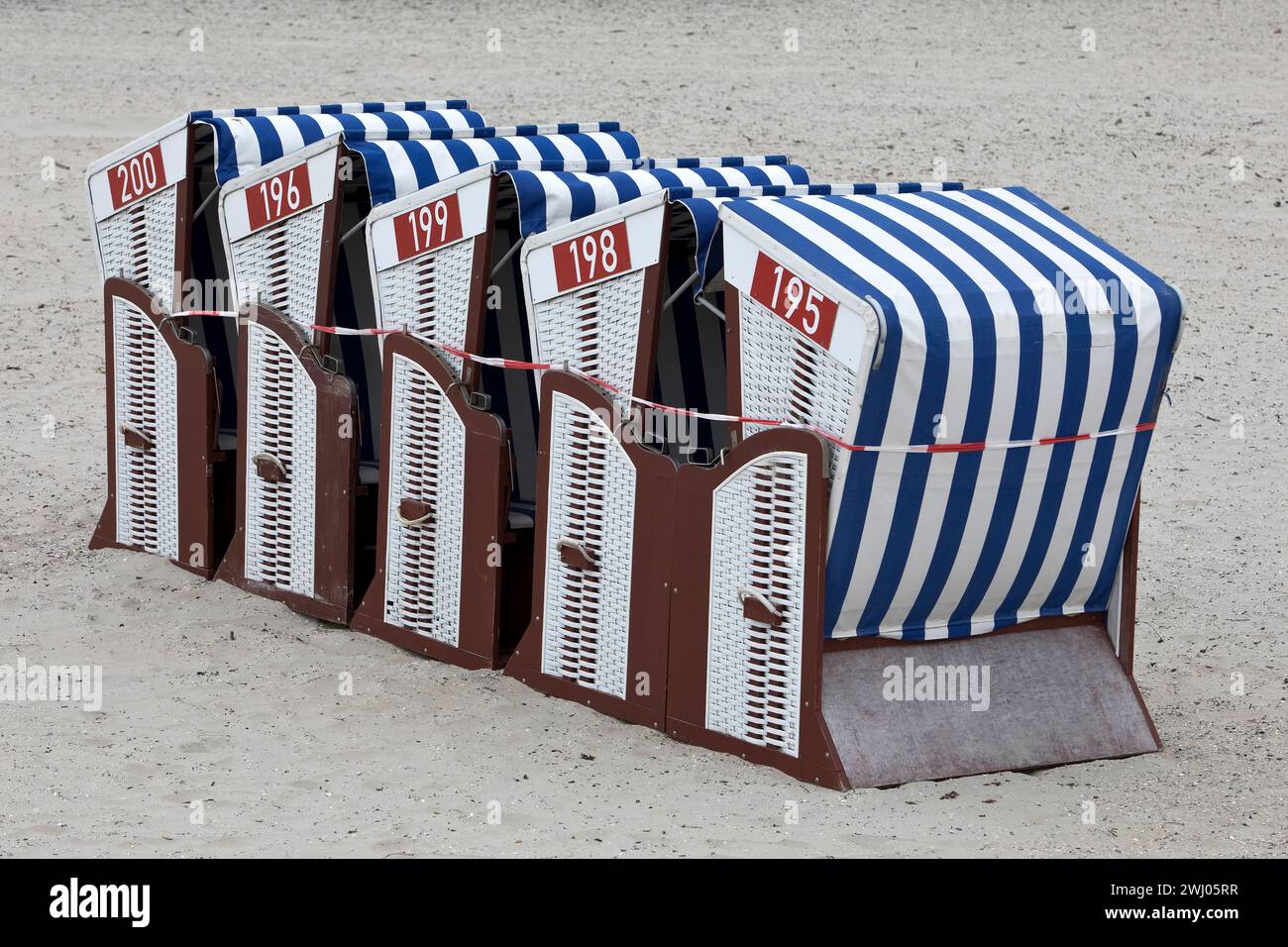 Liegestühle zusammengebunden am Strand, Norderney Island, Niedersachsen, Deutschland, Europa Stockfoto