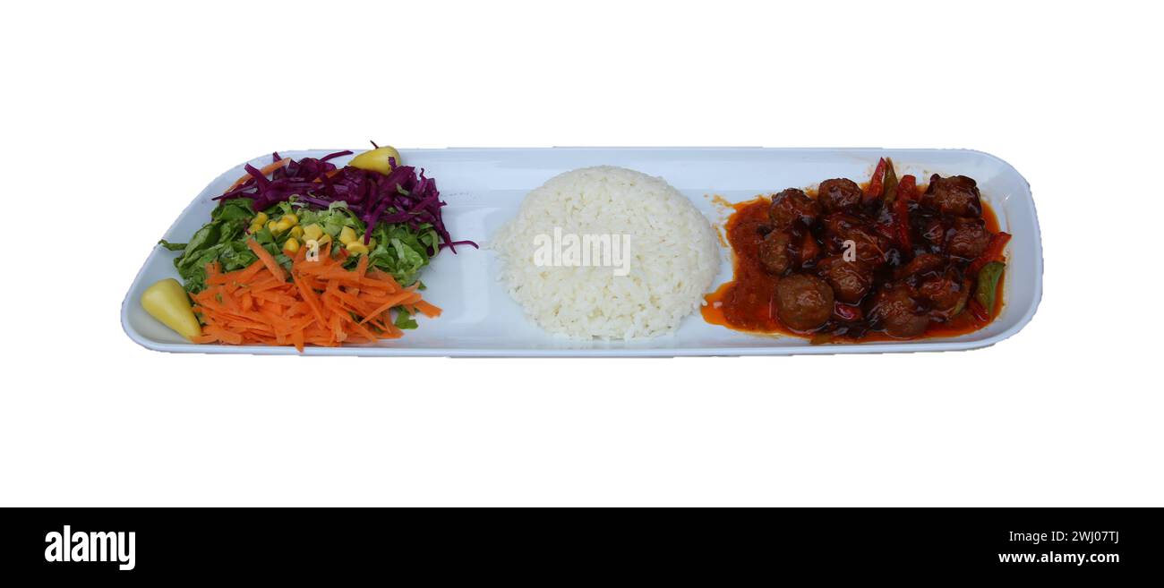 Runde Fleischbällchen mit Sojasauce, Pialv und Salat auf einem rechteckigen Teller Stockfoto