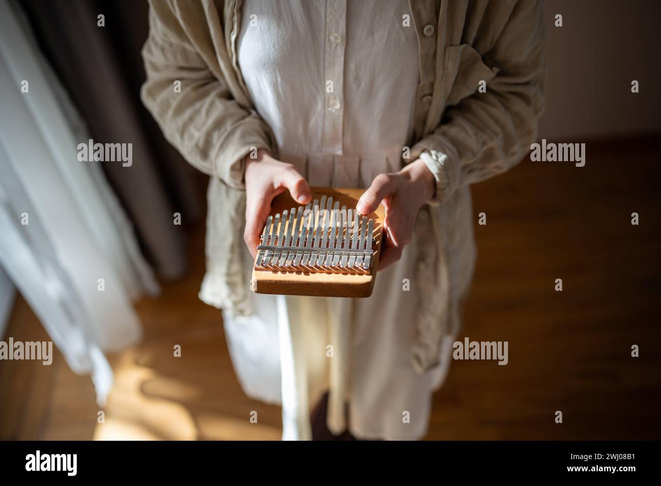 Nahaufnahme der Entspannungs-Metallschlüssel der Frau, die Klänge, Rhythmus, ethnische Musik produzieren Stockfoto