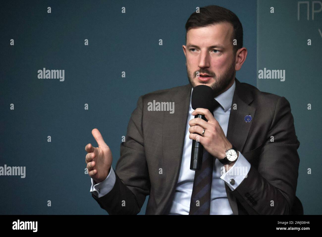 KIEW, UKRAINE - 09. FEBRUAR 2024 - EU-Umweltkommissar, Ozeane und Fischerei Virginijus Sinkevicius spricht während des Treffens mit dem Leiter des Büros des Präsidenten der Ukraine Andrii Yermak und Medienvertretern unter Beteiligung von Mitgliedern der Internationalen Arbeitsgruppe für die Umweltfolgen des Krieges in Kiew, Hauptstadt der Ukraine. Stockfoto