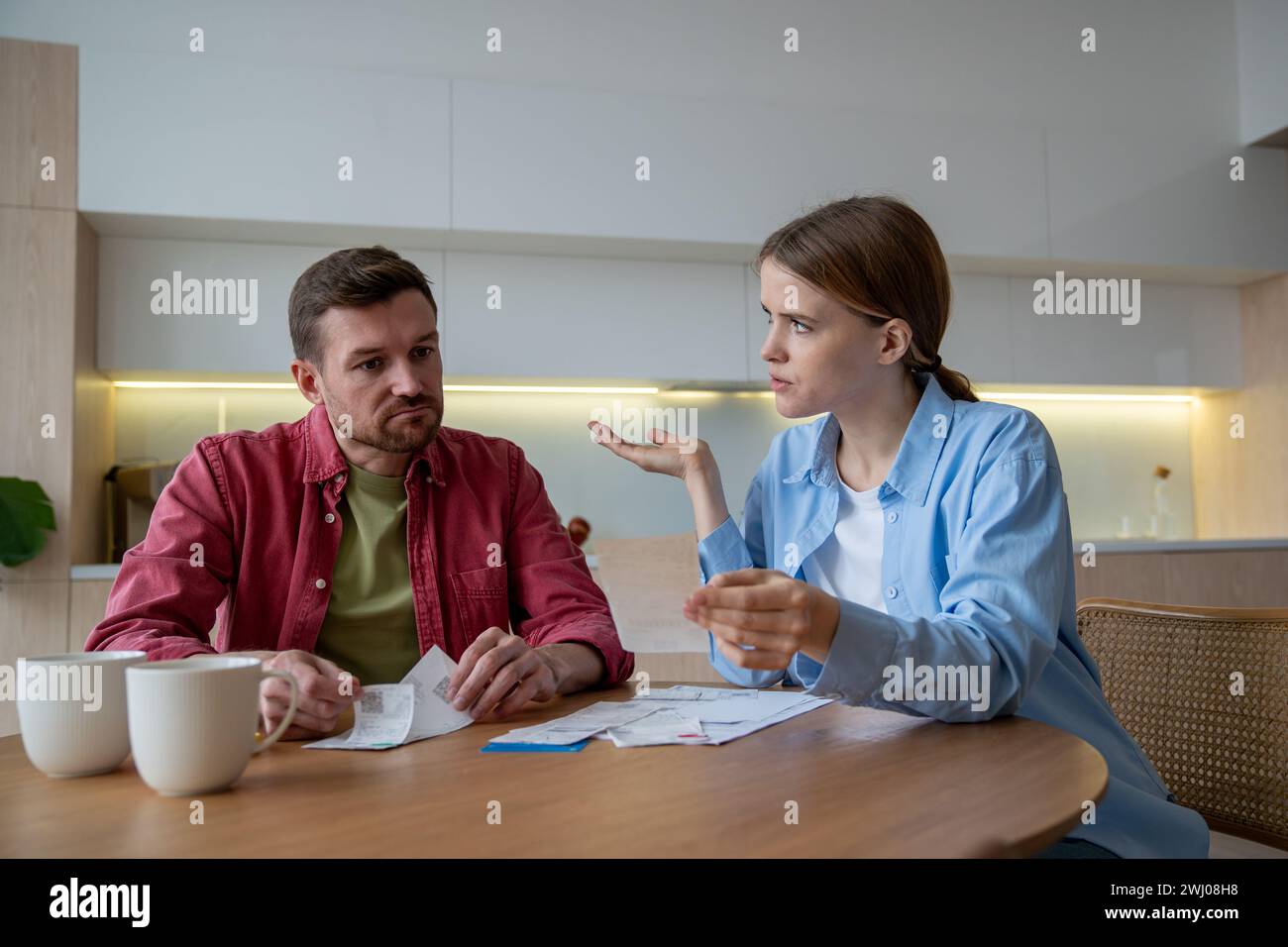 Verheiratetes Paar, das Finanzbudget plant, finanzielle Probleme hat, kein Geld für Schulden, Darlehen Stockfoto